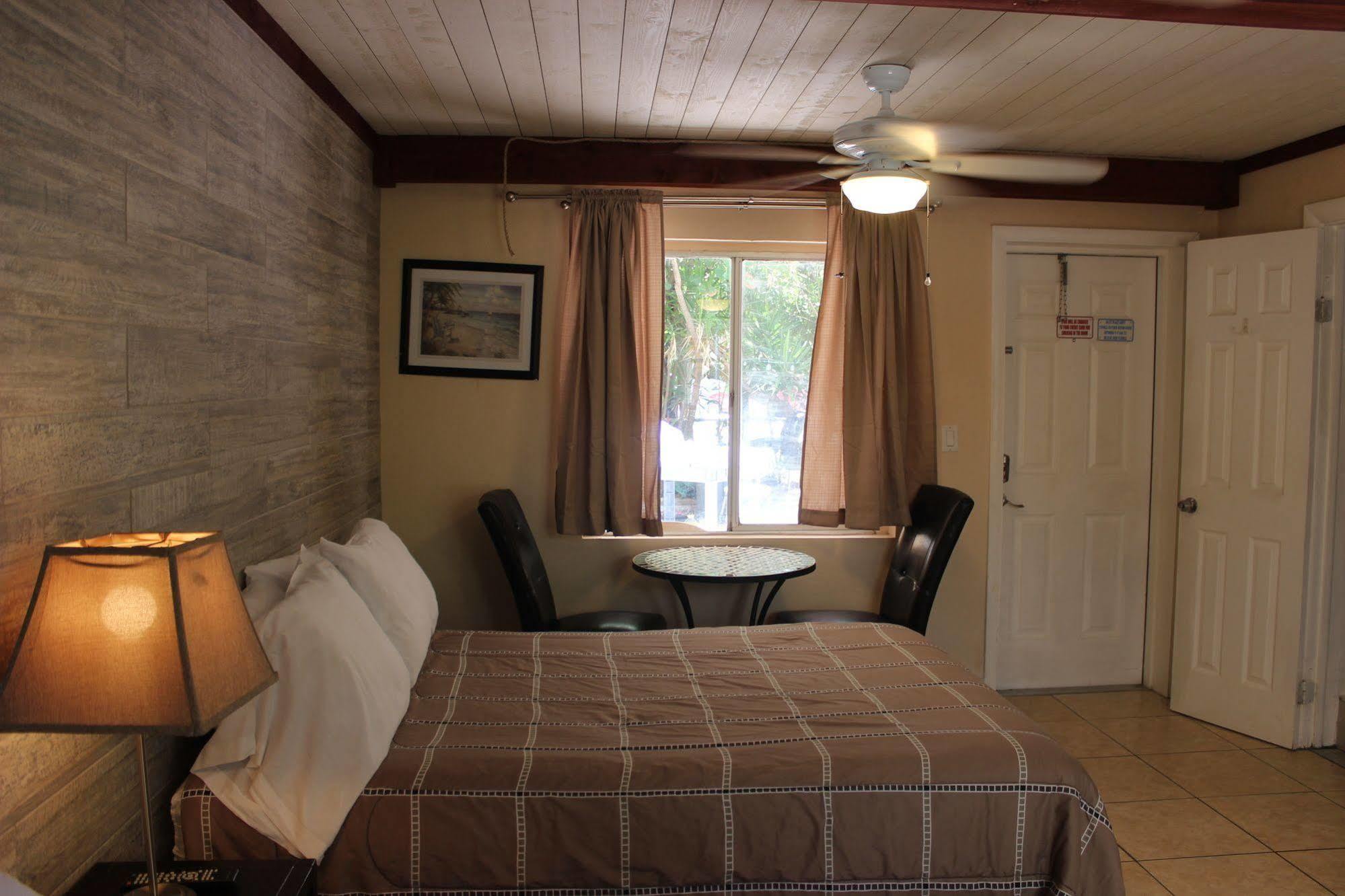 Schooner Hotel Сант Пит Бич Экстерьер фото